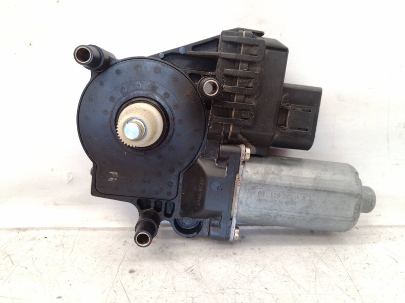 Recambio de motor elevalunas trasero derecho para audi a4 berlina (b5) referencia OEM IAM 2703000526 2703000526 0130821786 Recambio de motor elevalunas trasero derecho para audi a4 berlina (b5) referencia OEM IAM 2703000526 2703000526 0130821786
