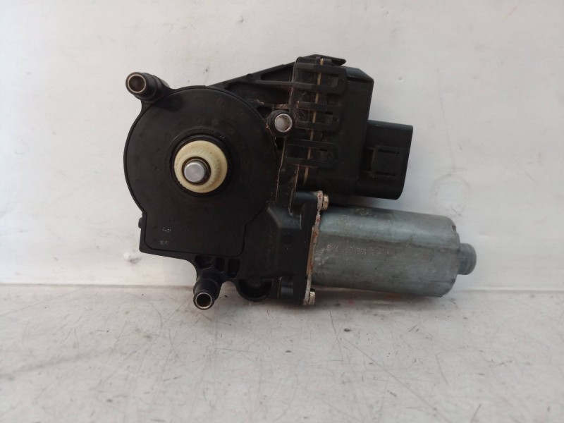 Recambio de motor elevalunas delantero derecho para audi a4 berlina (b5) referencia OEM IAM    Recambio de motor elevalunas delantero derecho para audi a4 berlina (b5) referencia OEM IAM
