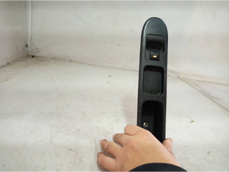 Recambio de mando elevalunas delantero derecho para peugeot 307 break / sw (s1) break xr referencia OEM IAM 115615326 115615326 