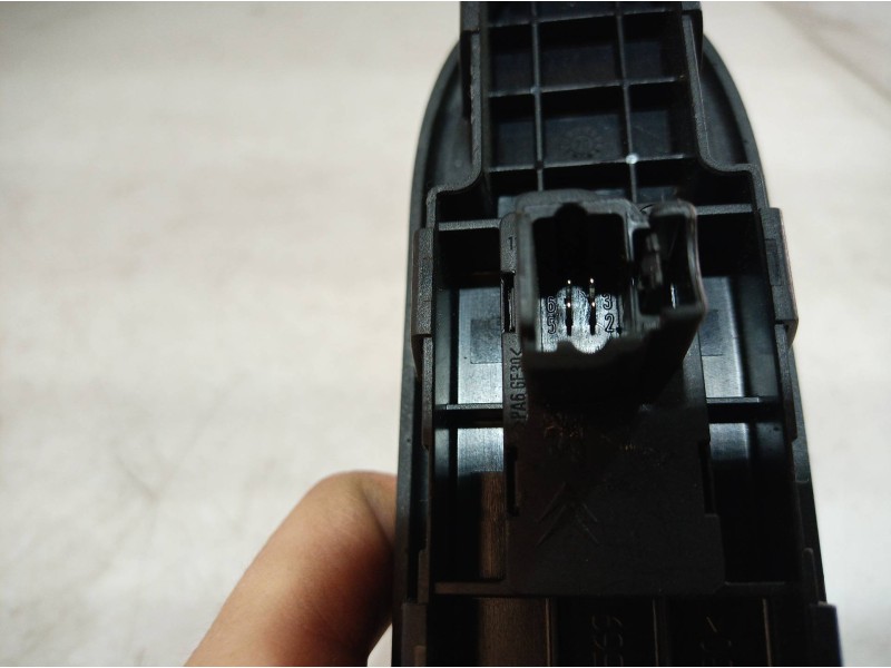 Recambio de mando elevalunas delantero derecho para peugeot 307 break / sw (s1) break xr referencia OEM IAM 115615326 115615326 
