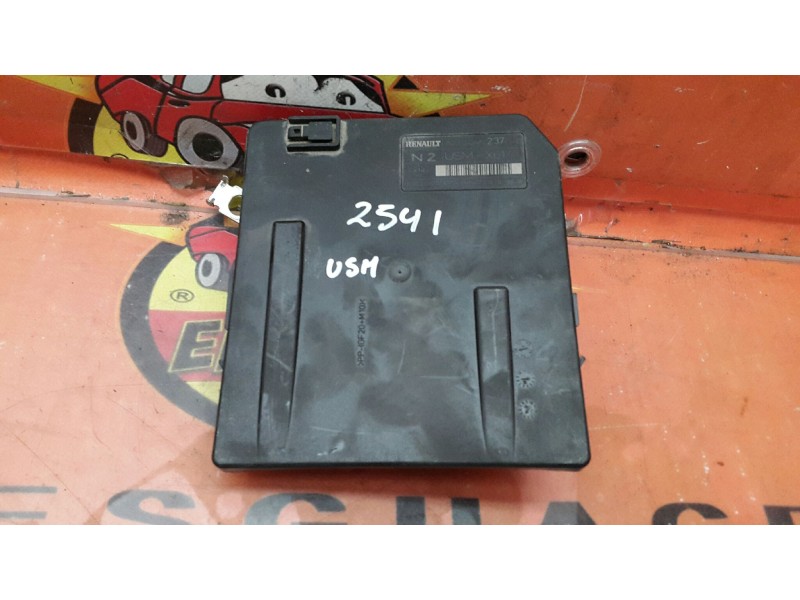 Recambio de caja reles / fusibles para renault kangoo expression referencia OEM IAM 8201044237B 8201044237B 8201044237B