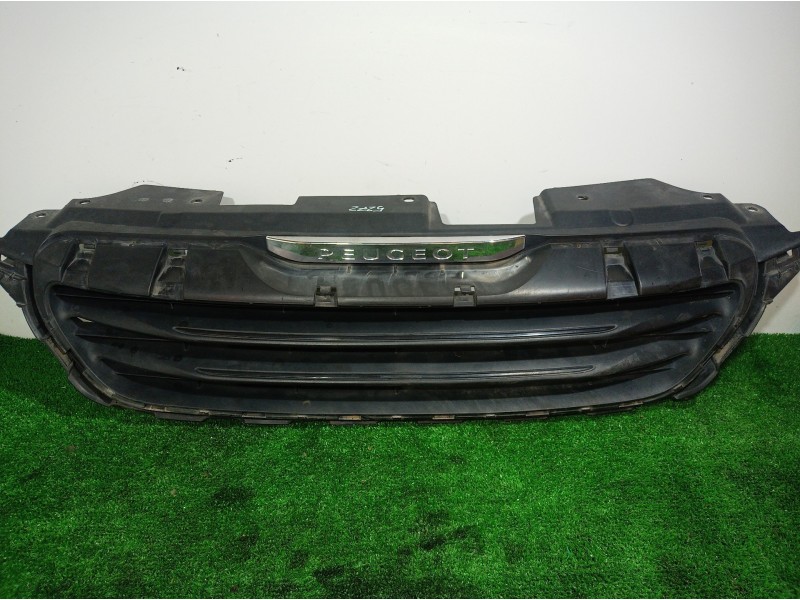 Recambio de rejilla delantera para peugeot 108 active referencia OEM IAM 531140H020 531140H020 531140H020
