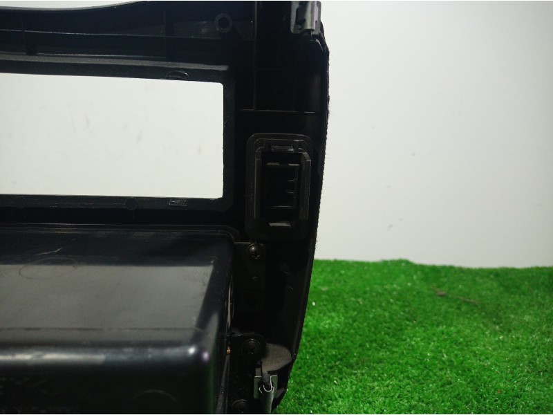 Recambio de moldura consola central delantera para hyundai trajet (fo) 2.0 gls referencia OEM IAM 847413A030 847413A030 847413A0