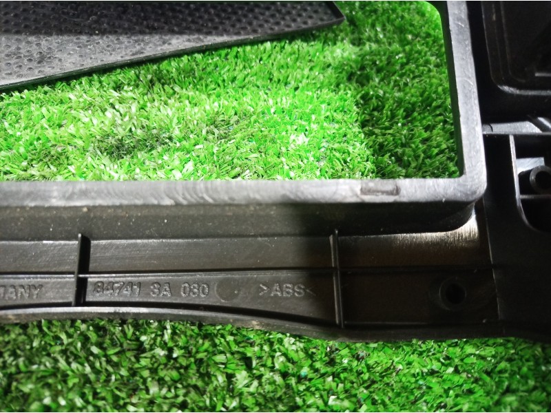 Recambio de moldura consola central delantera para hyundai trajet (fo) 2.0 gls referencia OEM IAM 847413A030 847413A030 847413A0