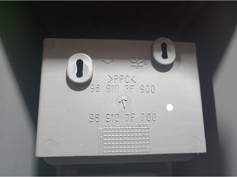 Recambio de consola central tras. para nissan terrano/terrano.ii (r20) sport referencia OEM IAM 969103F900 969103F900 969107F700