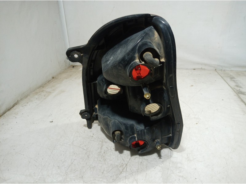 Recambio de piloto trasero izquierdo para kia carnival ii 2.5 v6 executive referencia OEM IAM   