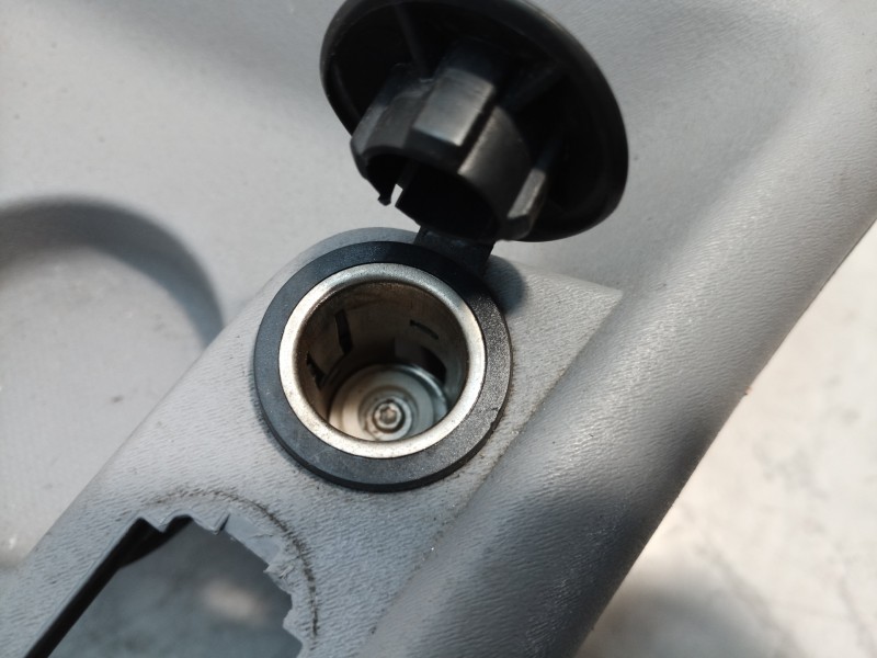 Recambio de consola central tras. para citroën c3 pluriel 1.4 exclusive referencia OEM IAM 9643735277 9643735277 9643735277