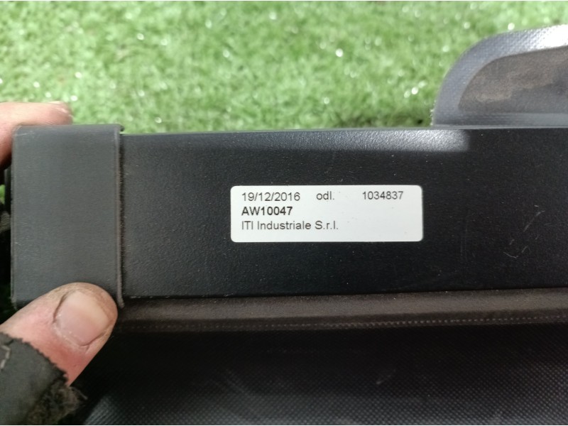 Recambio de bandeja trasera para mahindra xuv 500 xuv 500 fwd w6 referencia OEM IAM 1034837 1034837 AW10047