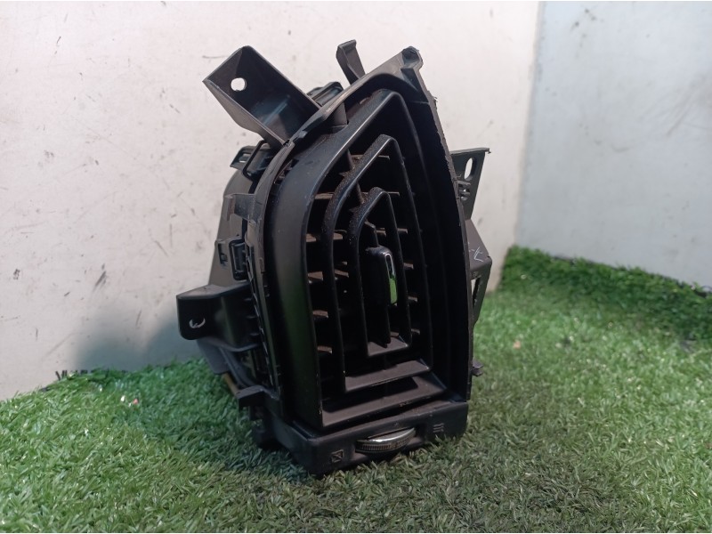 Recambio de rejilla aireadora para mahindra xuv 500 xuv 500 fwd w6 referencia OEM IAM 0112AW0300N 0112AW0300N L0186102AA