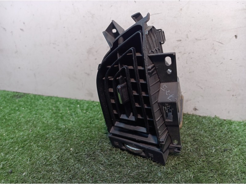 Recambio de rejilla aireadora para mahindra xuv 500 xuv 500 fwd w6 referencia OEM IAM 0112AW0300N 0112AW0300N L0186102AA