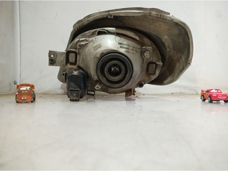 Recambio de faro derecho para renault trafic caja cerrada (ab 4.01) referencia OEM IAM   