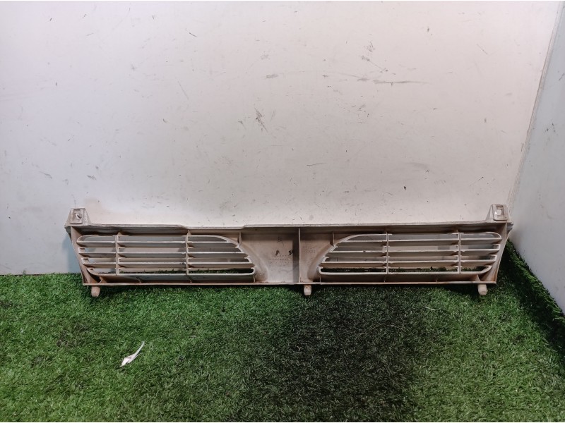 Recambio de rejilla delantera para nissan sunny berlina (n14) slx referencia OEM IAM   
