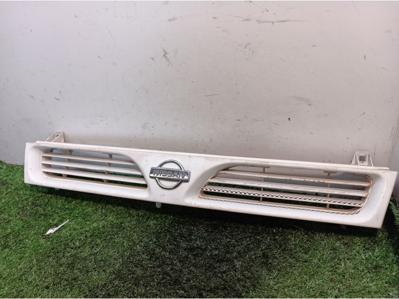 Recambio de rejilla delantera para nissan sunny berlina (n14) slx referencia OEM IAM   