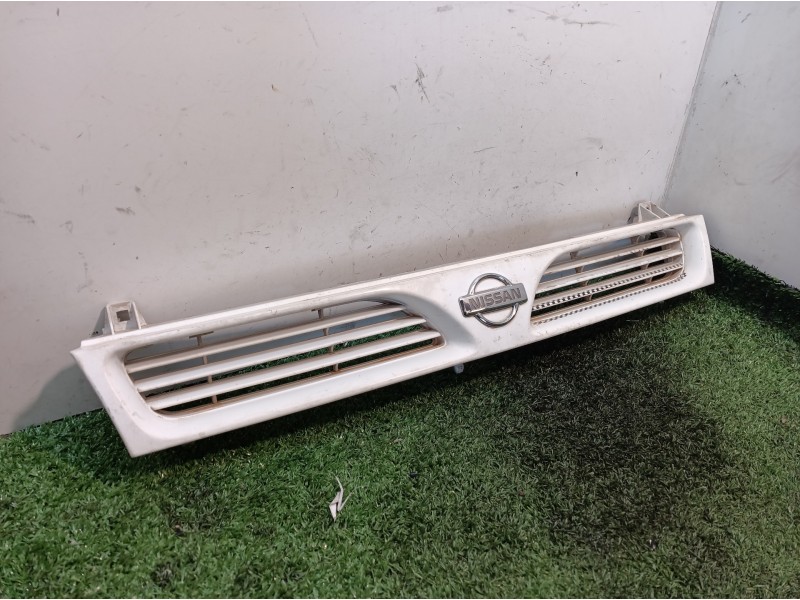 Recambio de rejilla delantera para nissan sunny berlina (n14) slx referencia OEM IAM   