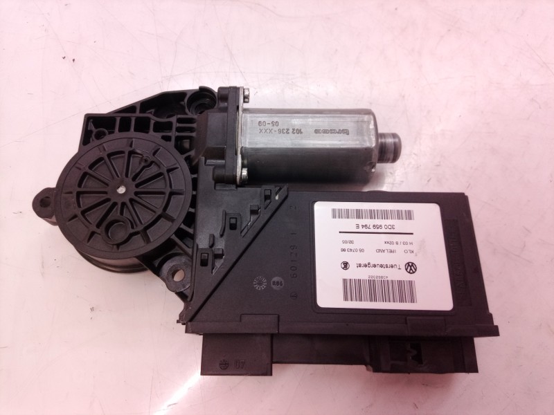 Recambio de motor elevalunas trasero derecho para volkswagen touareg (7la) tdi v6 referencia OEM IAM 0130821764 0130821764 3D095