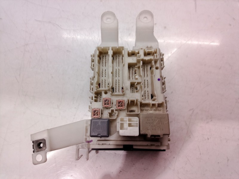 Recambio de caja reles / fusibles para toyota auris luna referencia OEM IAM 8274102050  