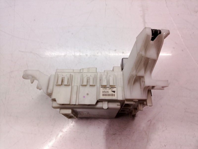 Recambio de caja reles / fusibles para toyota auris luna referencia OEM IAM 8274102050  