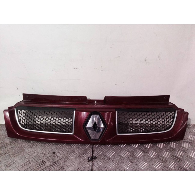 Recambio de rejilla delantera para renault trafic caja cerrada (ab 4.01) doble cabina l1h1 2,7t referencia OEM IAM   