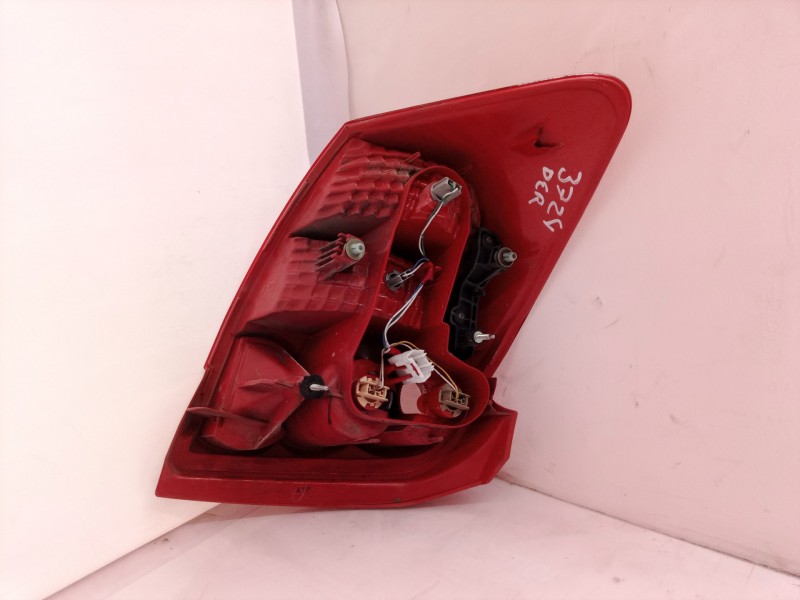 Recambio de piloto trasero derecho para toyota auris luna referencia OEM IAM 8155112A00  