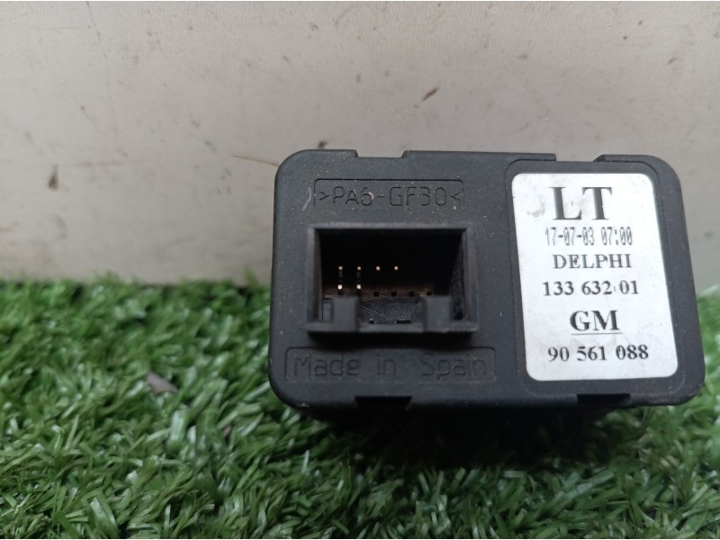 Recambio de mando elevalunas delantero izquierdo para opel zafira a comfort referencia OEM IAM 13363201 13363201 90561088