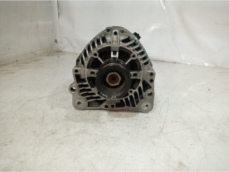 Recambio de alternador para volkswagen polo berlina (6n1) air referencia OEM IAM 037903823G  