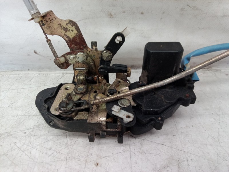 Recambio de cerradura puerta delantera derecha para kia carnival ii 2.9 crdi cat referencia OEM IAM   