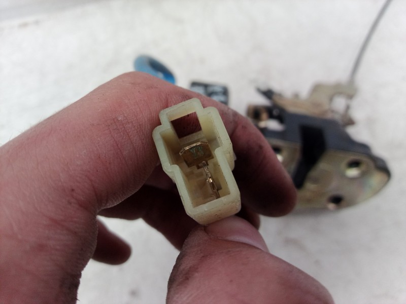 Recambio de cerradura puerta delantera derecha para kia carnival ii 2.9 crdi cat referencia OEM IAM   