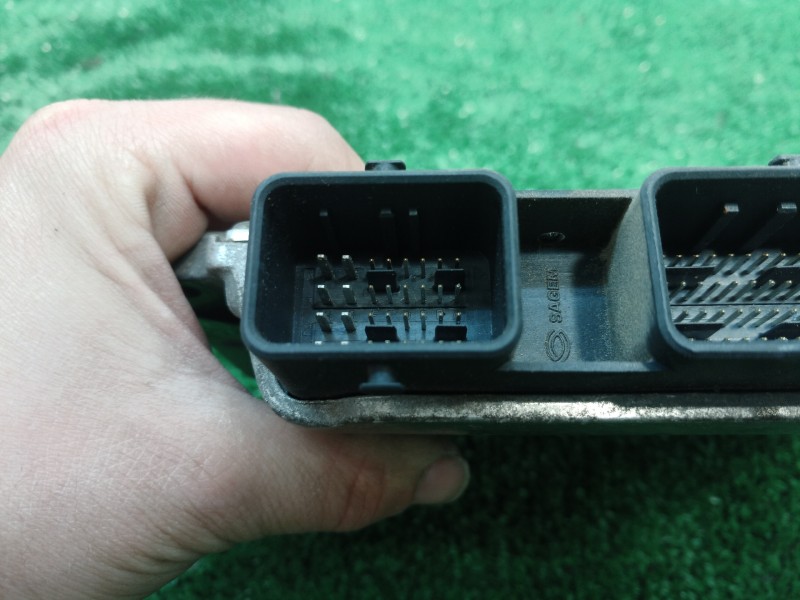 Recambio de centralita motor uce para renault clio iii exception referencia OEM IAM 215854126B 215854126B 8200504593