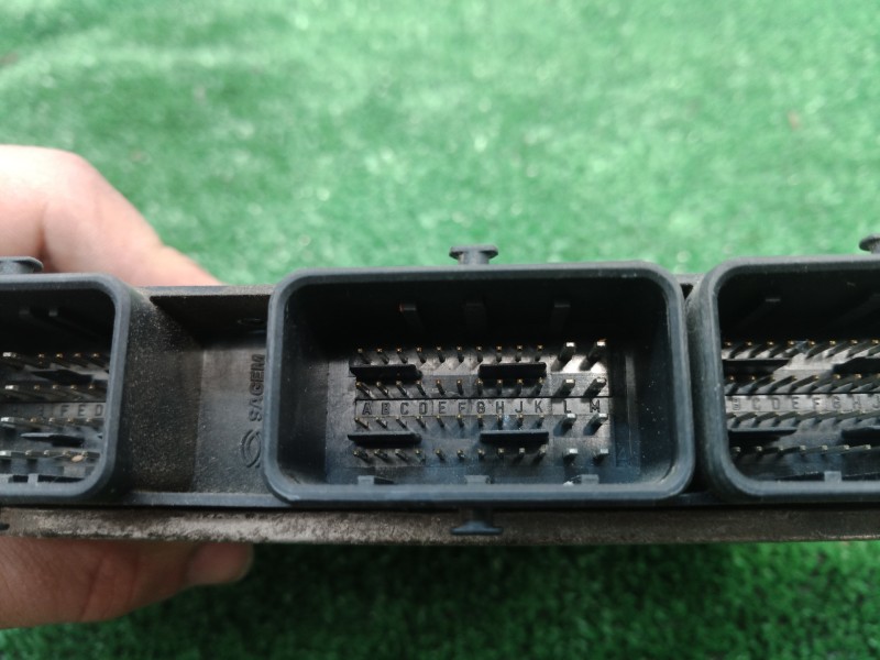 Recambio de centralita motor uce para renault clio iii exception referencia OEM IAM 215854126B 215854126B 8200504593