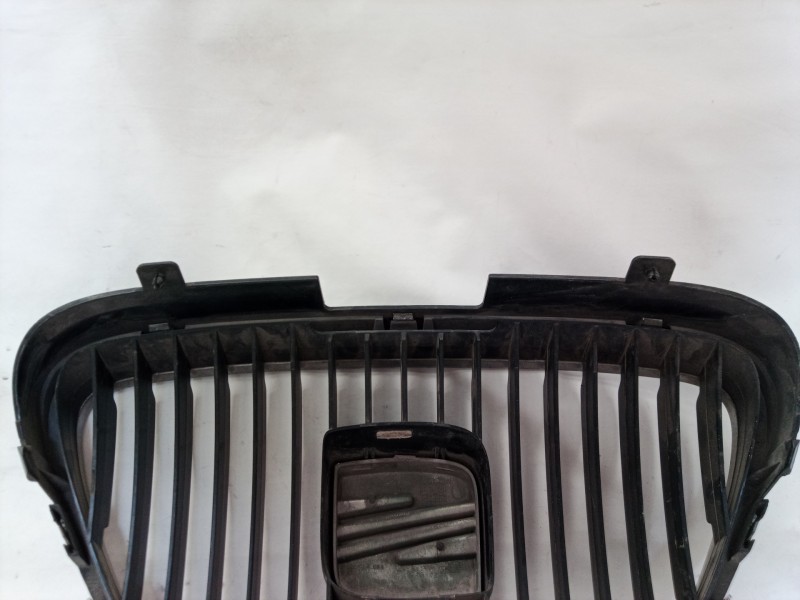 Recambio de rejilla delantera para seat toledo (5p2) referencia OEM IAM   