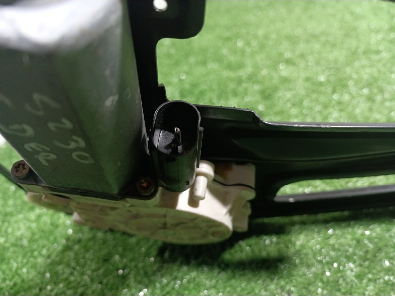 Recambio de elevalunas trasero derecho para bmw serie 7 (e38) 730il referencia OEM IAM 81252040 81252040 81252040