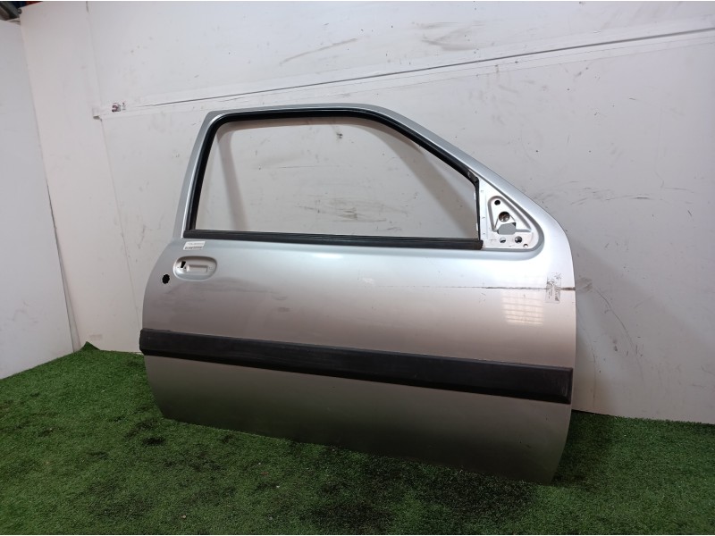 Recambio de puerta delantera derecha para ford fiesta berlina básico referencia OEM IAM   