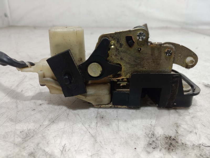 Recambio de cerradura puerta trasera derecha para mazda 626 monovolumen (gw) 2.0 exclusive (85kw) referencia OEM IAM   