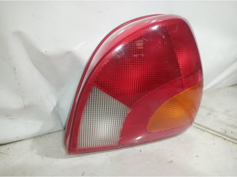 Recambio de piloto trasero derecho para ford fiesta berlina básico referencia OEM IAM 96FG13N004 96FG13N004 96FG13N004