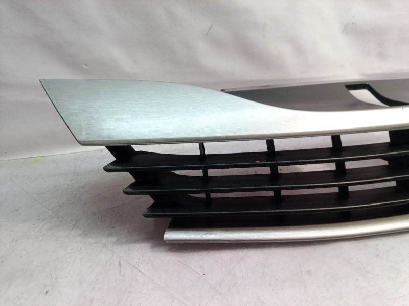 Recambio de rejilla delantera para renault laguna ii grandtour (kg0) referencia OEM IAM   