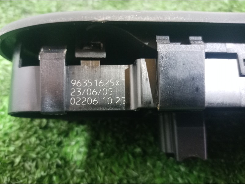 Recambio de mando elevalunas delantero derecho para peugeot 307 berlina (s2) xr referencia OEM IAM 96351625XT 96351625XT 9635162