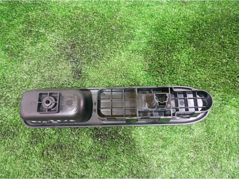 Recambio de mando elevalunas delantero derecho para peugeot 307 berlina (s2) xr referencia OEM IAM 96351625XT 96351625XT 9635162