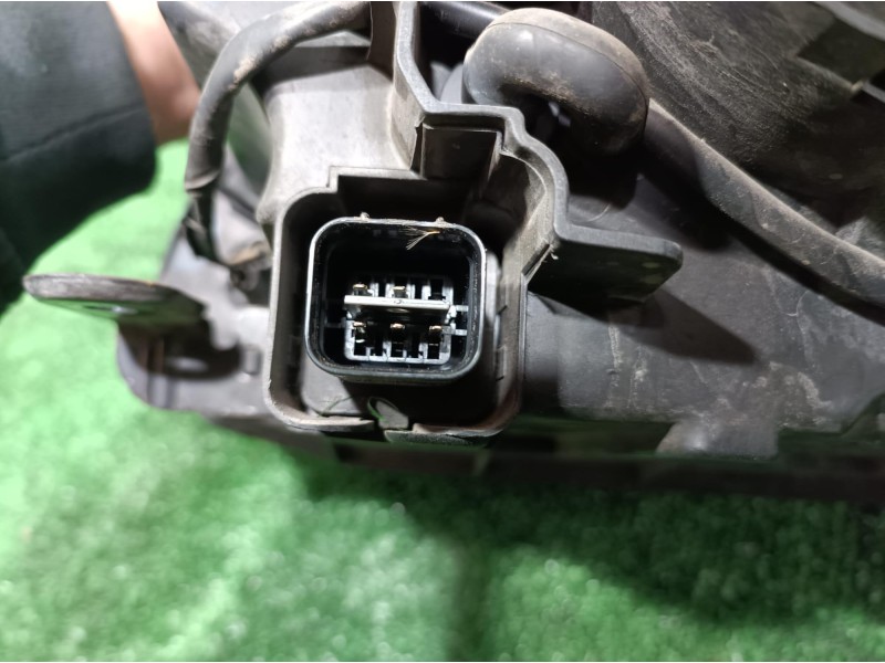 Recambio de faro derecho para kia carens 2.0 turbodiesel cat referencia OEM IAM   