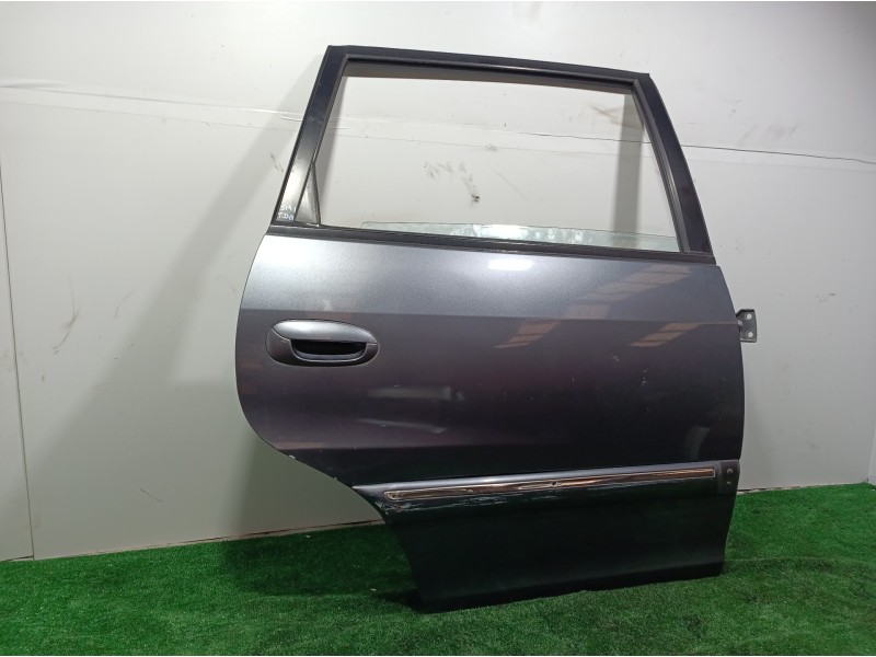 Recambio de puerta trasera derecha para kia carens 2.0 turbodiesel cat referencia OEM IAM   