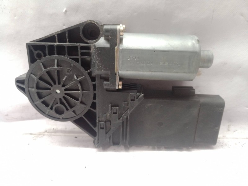 Recambio de motor elevalunas delantero derecho para volkswagen passat berlina (3b3) referencia OEM IAM 3B4837752HQ 3B4837752 105