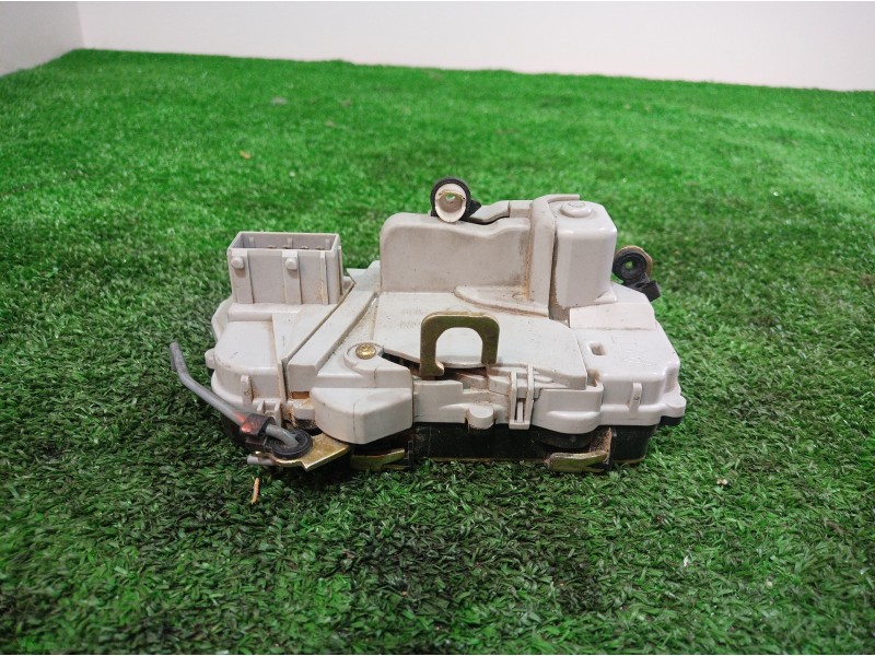 Recambio de cerradura puerta delantera derecha para audi a4 berlina (b5) referencia OEM IAM   