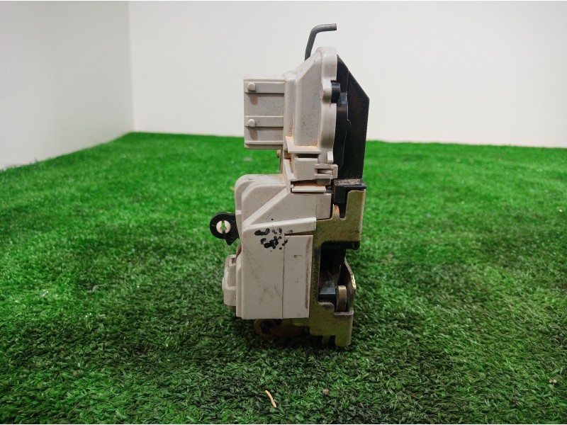 Recambio de cerradura puerta delantera derecha para audi a4 berlina (b5) referencia OEM IAM   