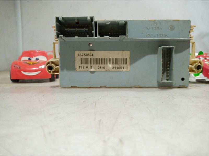 Recambio de caja reles / fusibles para fiat stilo (192) referencia OEM IAM 46750594 46750594 46750594