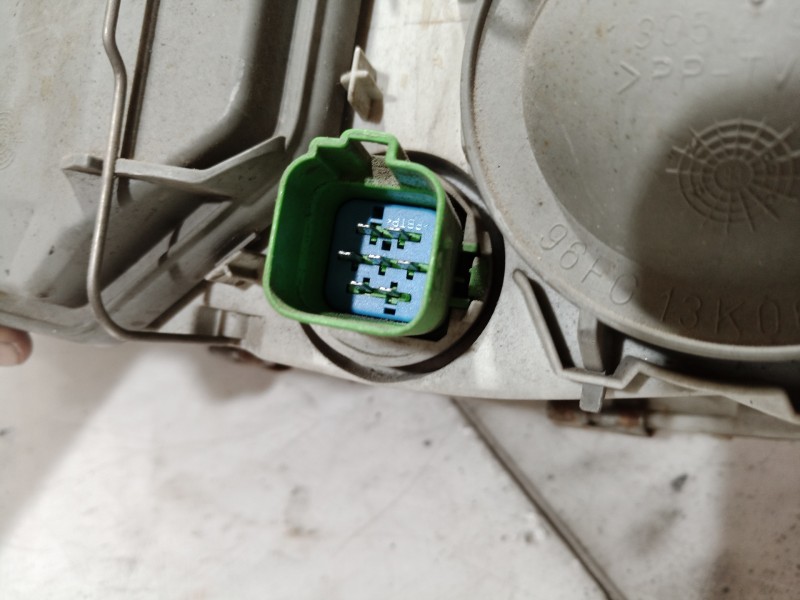 Recambio de faro derecho para ford fiesta berlina básico referencia OEM IAM 1042630 1042630 1042630