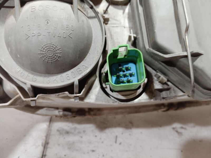 Recambio de faro izquierdo para ford fiesta berlina básico referencia OEM IAM 1042631 1042631 1042631