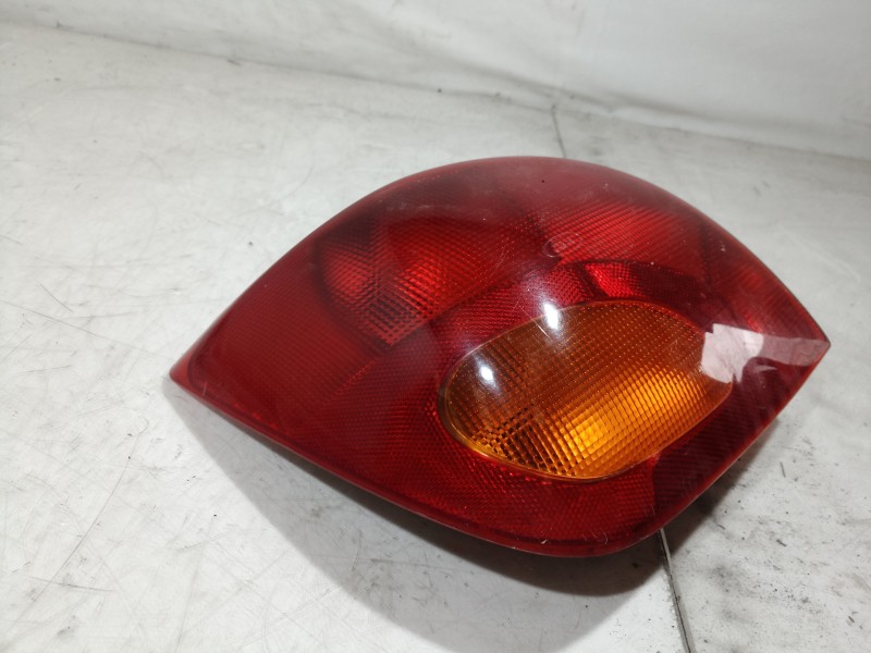 Recambio de piloto trasero izquierdo para ford fiesta berlina básico referencia OEM IAM 1044156 1044156 1044156