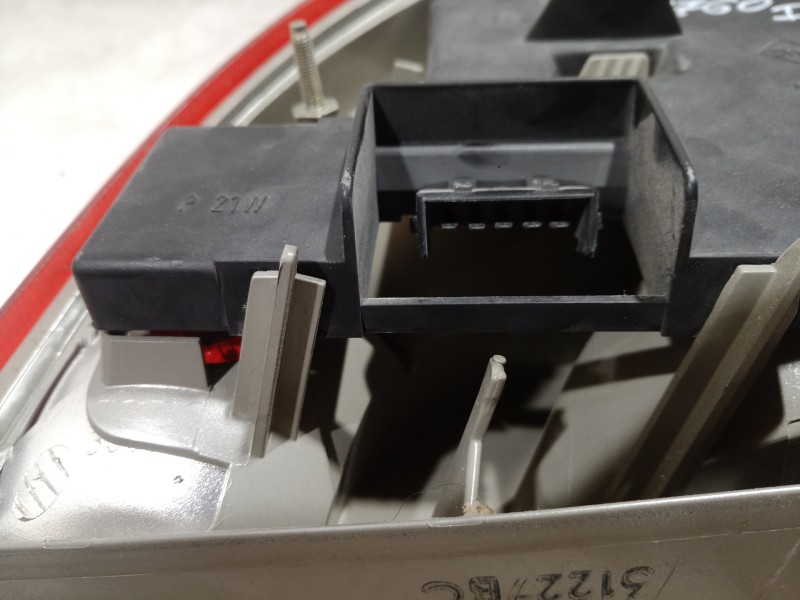 Recambio de piloto trasero izquierdo para ford fiesta berlina básico referencia OEM IAM 1044156 1044156 1044156