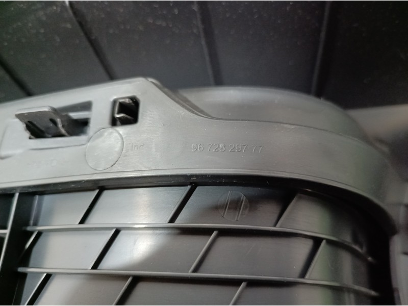 Recambio de consola central tras. para peugeot 208 active referencia OEM IAM 9672829777 9672829777 9672829777