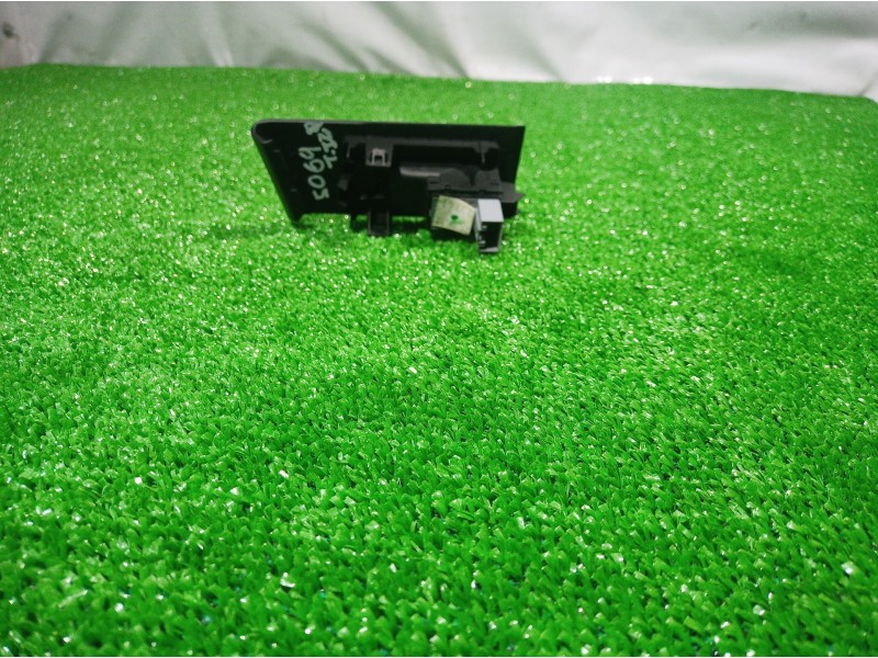 Recambio de mando elevalunas trasero izquierdo para volkswagen passat lim. (362) exclusive bluemotion referencia OEM IAM 3AA8687