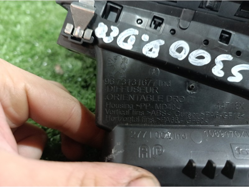 Recambio de rejilla aireadora para peugeot 208 active referencia OEM IAM 9673131677 9673131677 9673131677